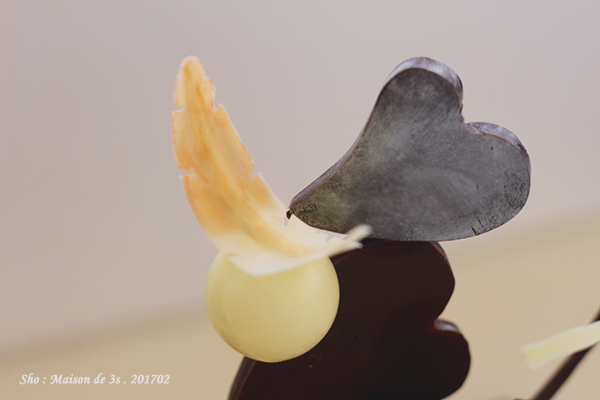 チョコレート細工で作った羽根は佐渡の朱鷺をイメージして